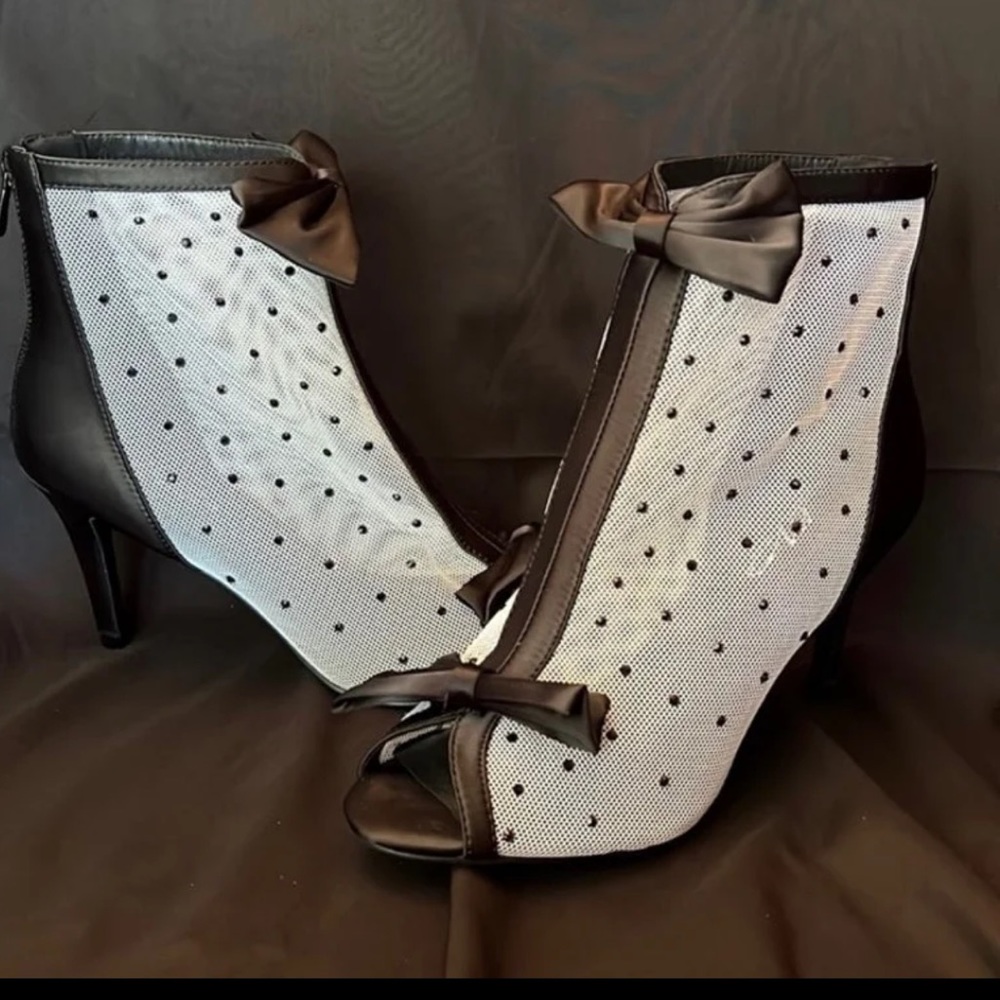 NWOT, Midnight Velvet Bow-Front Shootie, lace bootie, size 9